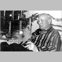 111-1369 Walter Schorlepp aus Wehlau in Neumuenster vor seinem Weihnachtsbaum.jpg